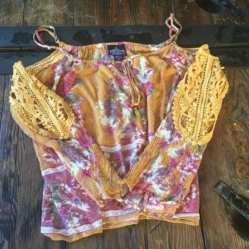 Like new lace detail peasant top